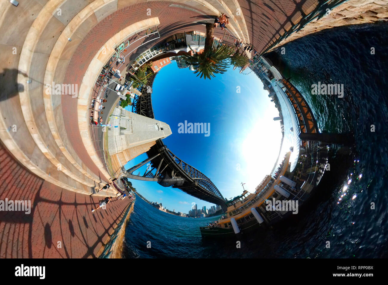 Der Kreis - Panorama (Little planet, Planetenansicht): das Opernhaus von Sydney und die Harbour Bridge von Milsons Point aus gesehen, Australien/full Stockfoto