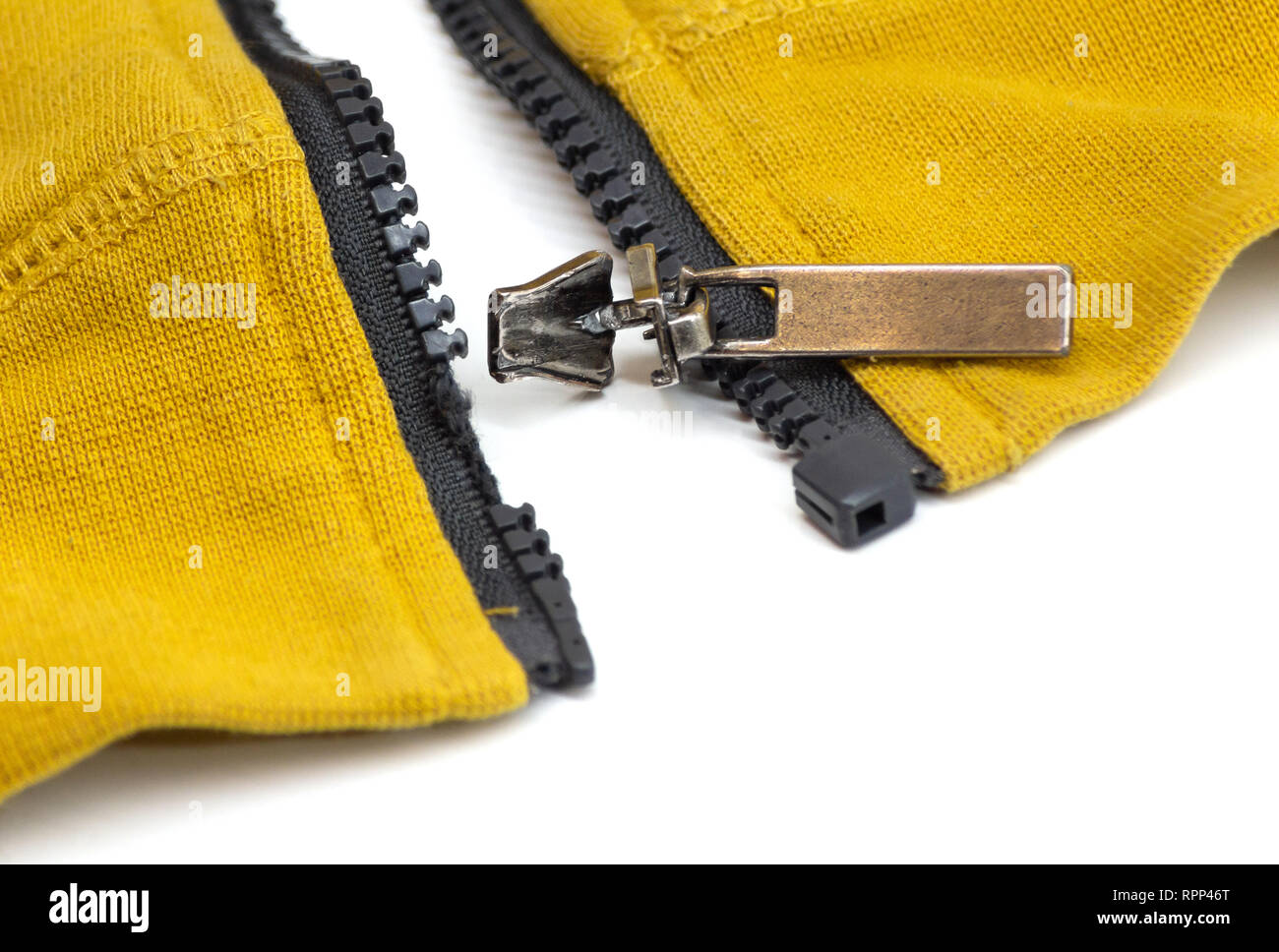 Defekten Reißverschluss in gelb, der Farbe des Senf shirt Jacke. Schließen  Detail-Foto Stockfotografie - Alamy