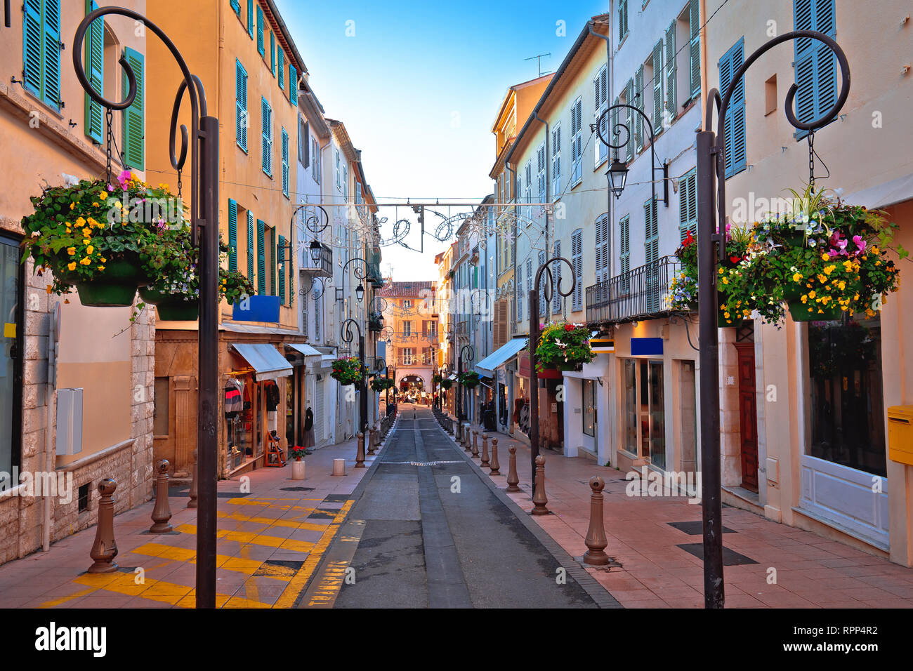 Bunte Straße in Antibes Gehweg und Geschäfte, Südfrankreich Stockfoto