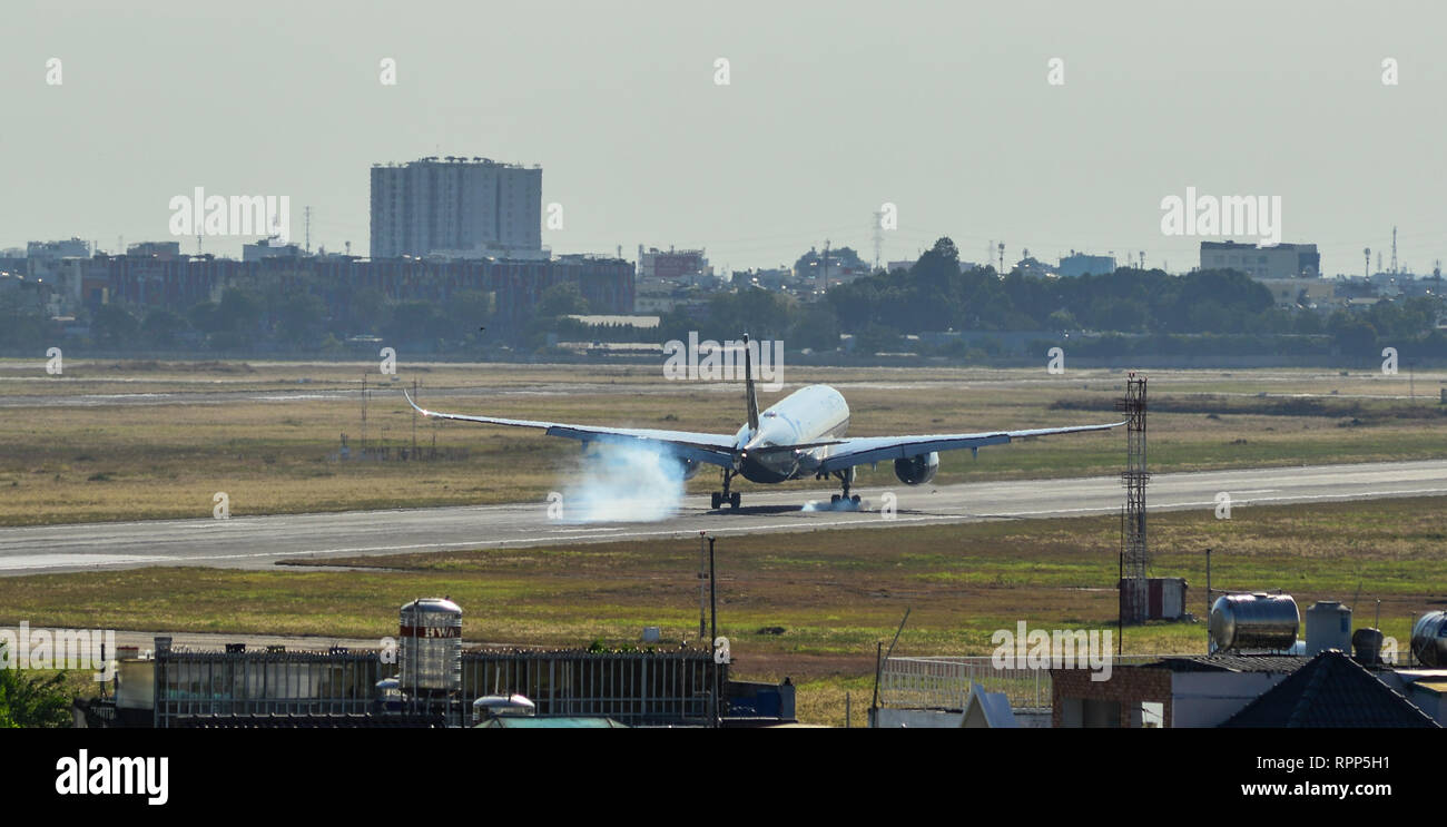 Saigon, Vietnam - Feb 19, 2019. Ein Airbus A350-900 Flugzeug von Vietnam Airlines (SkyTeam Lackierung) Landung am Flughafen Tan Son Nhat (SGN). Stockfoto