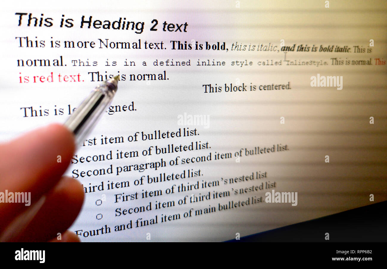 Hand mit Stift zeigen Text-formatierungsregeln auf Textverarbeitung Software auf dem Computer angezeigt Stockfoto
