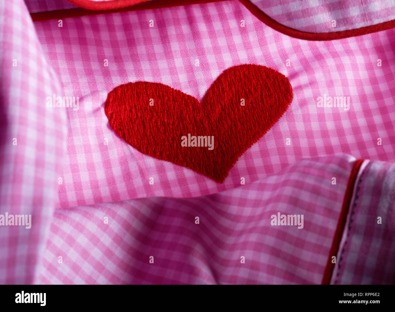 Rosa und weissen überprüft kariertem Stoff mit roten Herzen. Baumwolle Nachtwäsche. Stockfoto