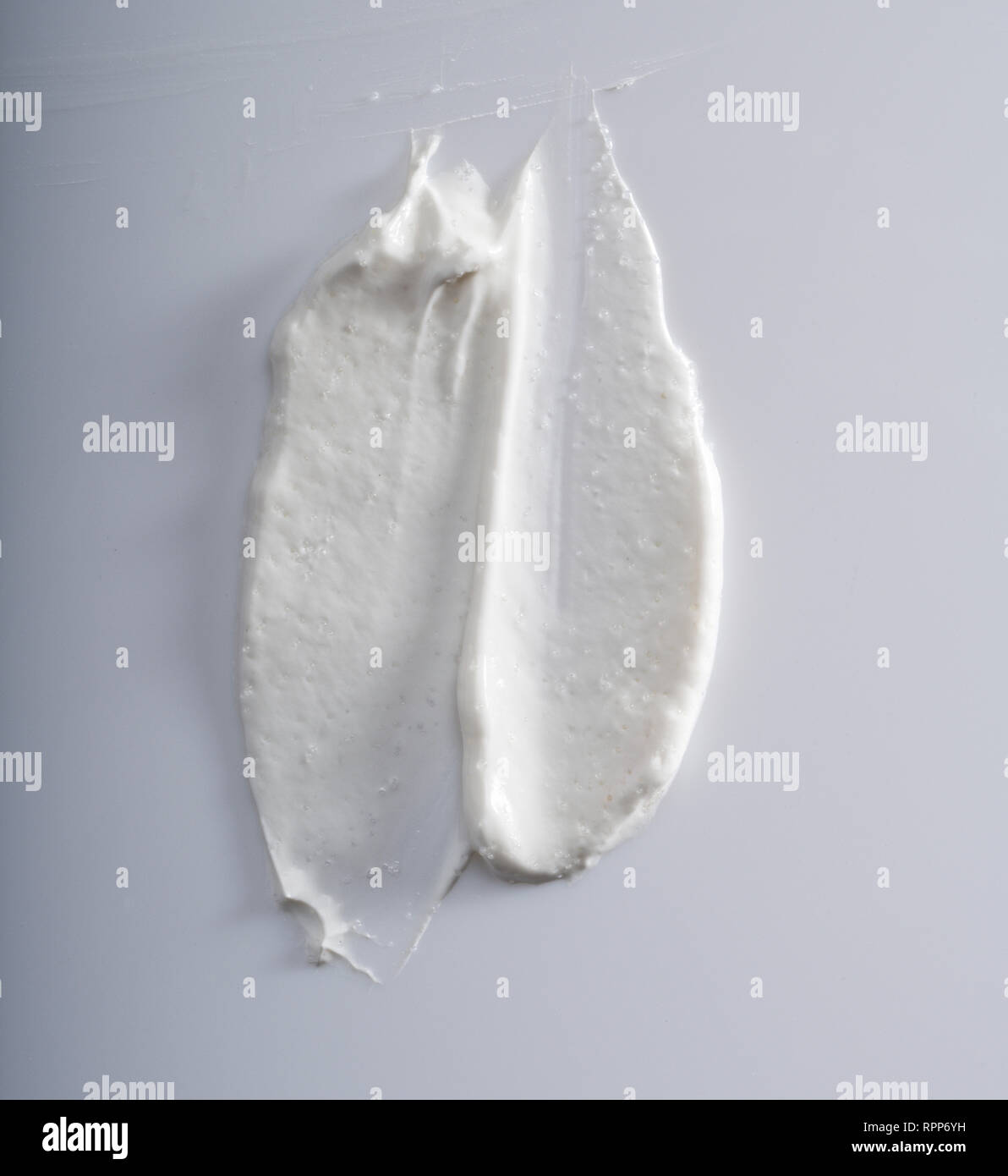 Kosmetische Creme verschmiert. Weiß Creme streichen mit einem Spachtel. Stockfoto