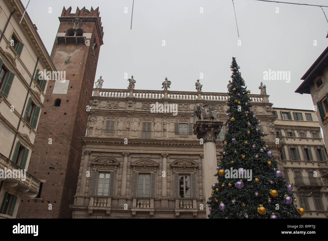 Italien, Verona - 08. Dezember 2017: der Blick auf das Neue Jahr Baum, Torre del Gardello und Maffei Palast an der Piazza delle Erbe am 08. Dezember 2017, Veneto. Stockfoto