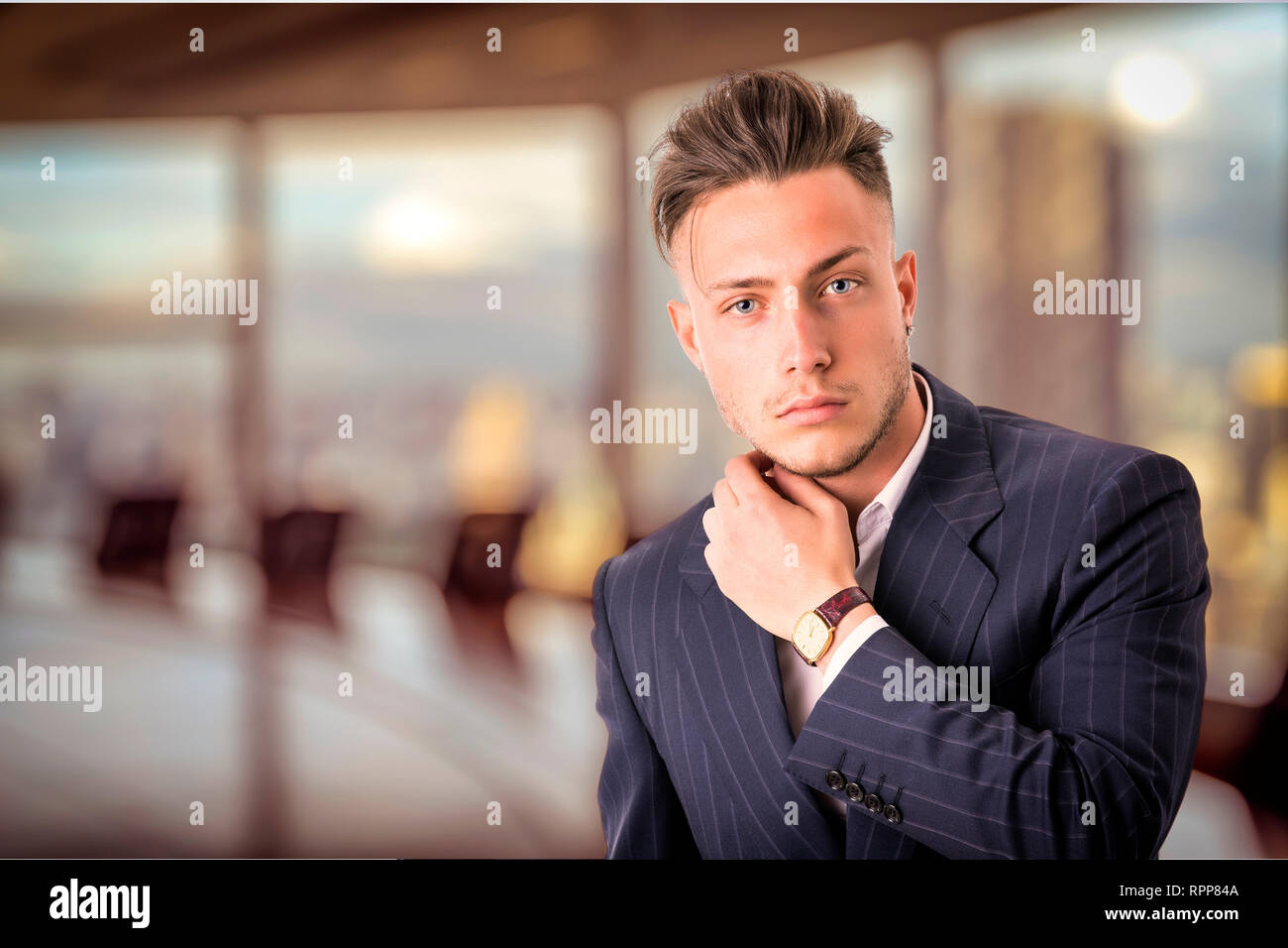 Elegante junge Mann mit Anzug im Büro Stockfoto