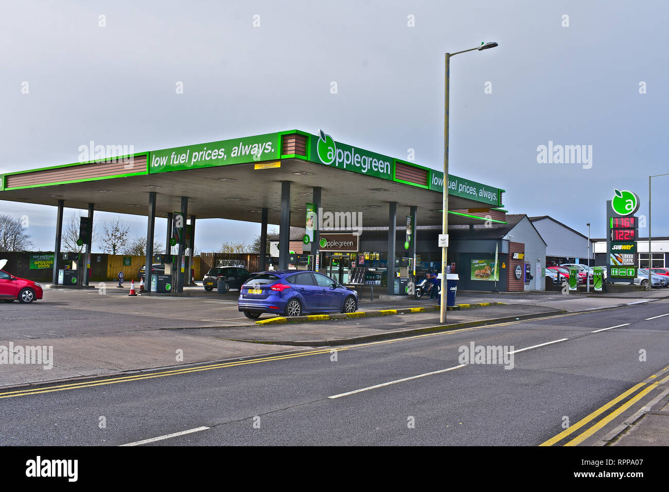 Apfelgrün Tankstelle in Tramains Straße, Bridgend Verkauf niedrig Preis Kraftstoff. U-Bahn Shop und Bier Höhle in speichern. Stockfoto