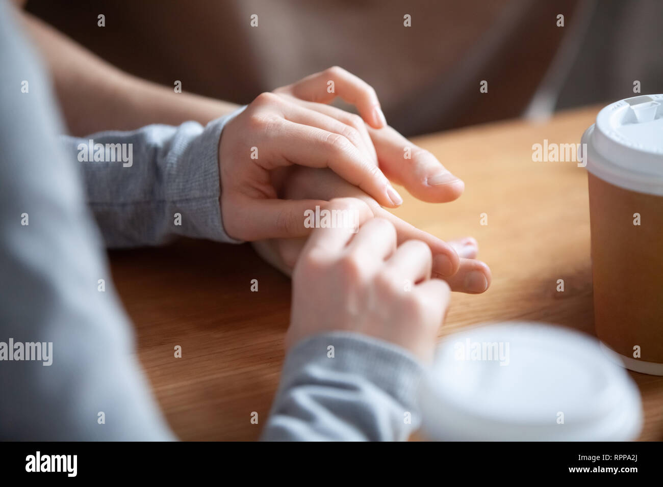 In der Nähe von Paar in Liebe im Cafe sitzen zusammen, halten sich an den Händen Stockfoto