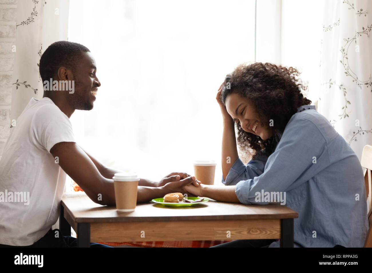 Happy African American man am Tag mit attraktiven Freundin im Cafe Stockfoto