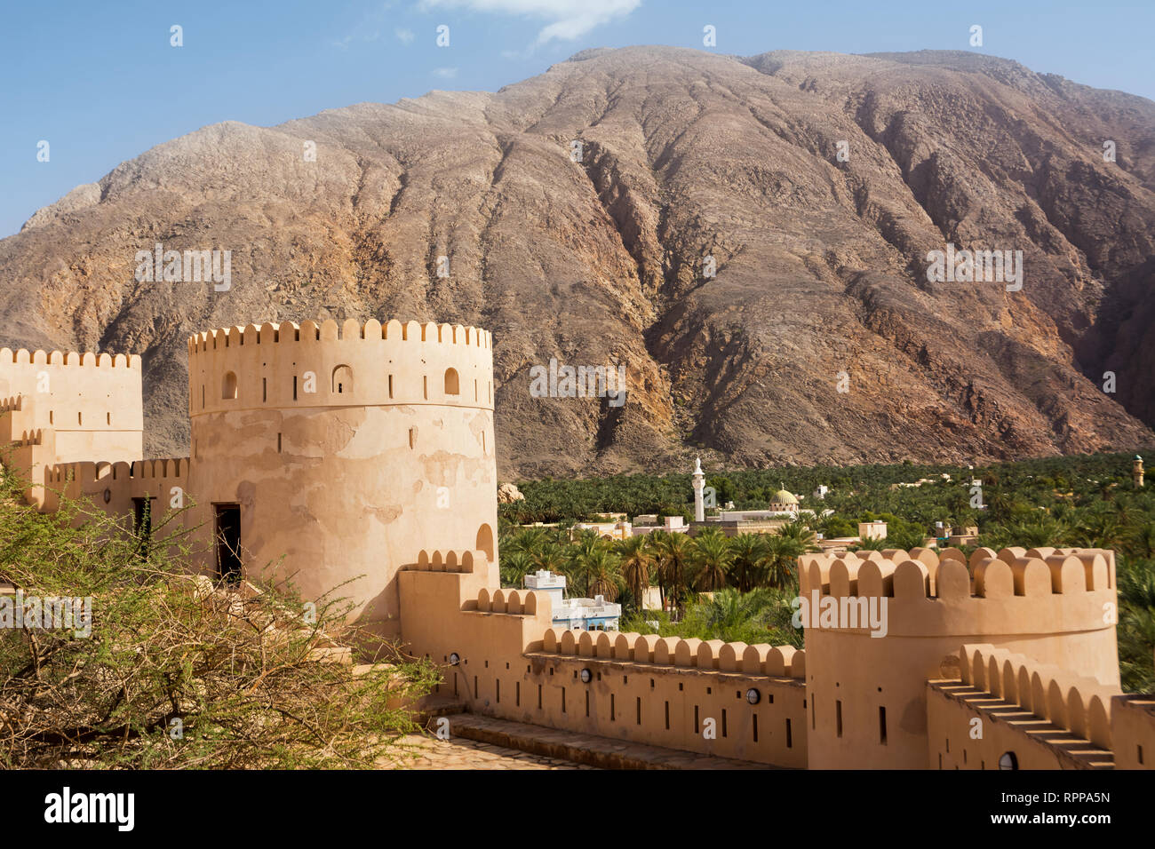 Nakhal Fort und Oase der Dattelpalmen unter dem Berg (Oman) Stockfoto