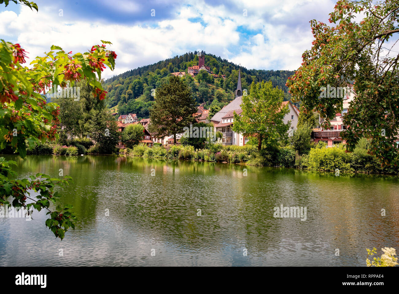 Blick auf die Stadt, mit der historischen Burg Liebenzell in Bad Liebenzell im Schwarzwald. Stockfoto