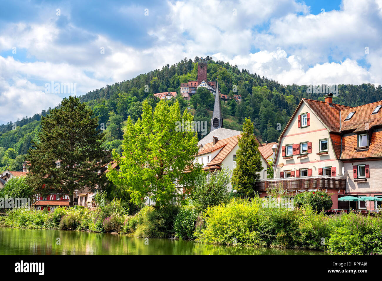 Blick auf die Stadt, mit der historischen Burg Liebenzell in Bad Liebenzell im Schwarzwald. Stockfoto