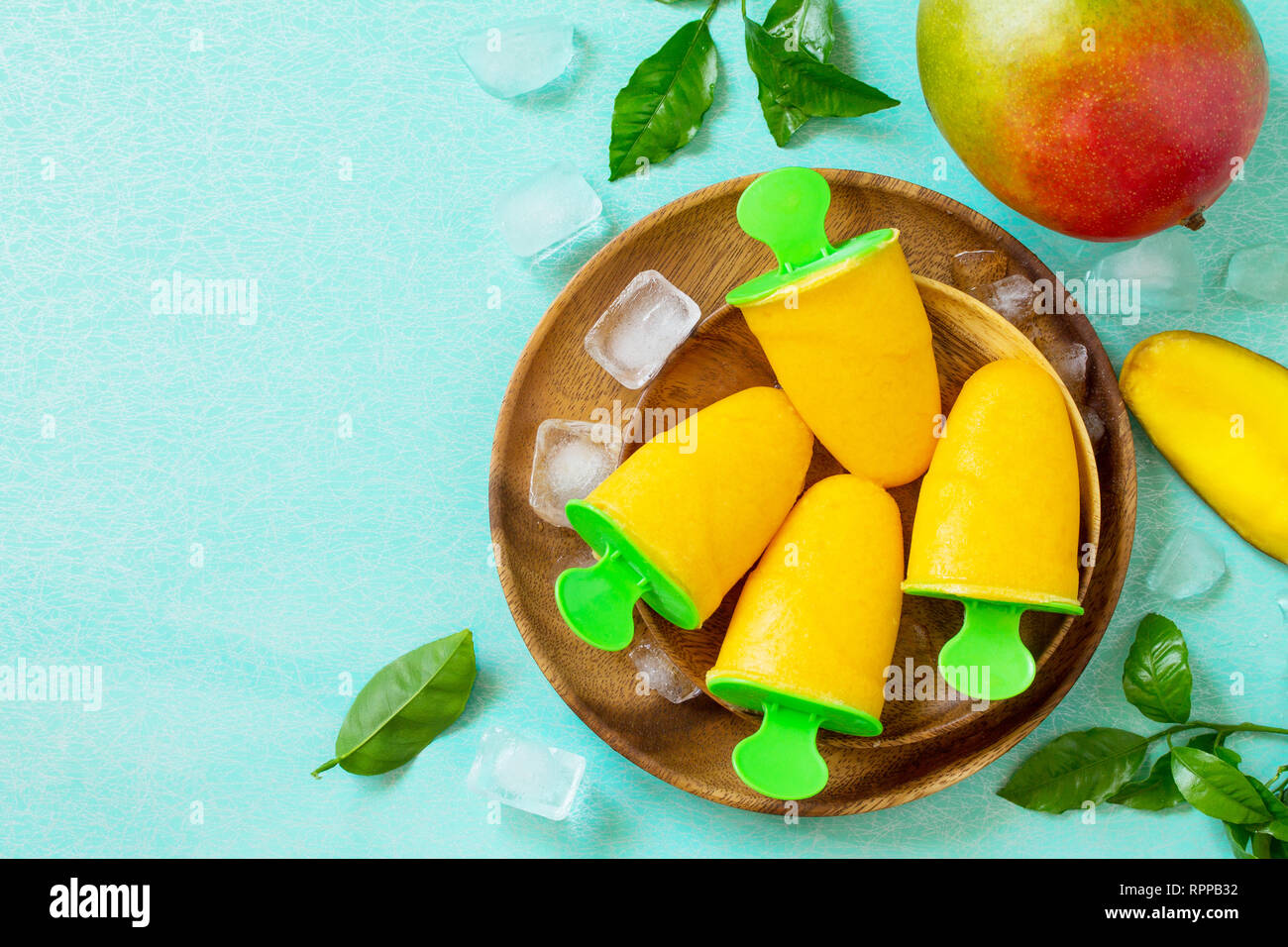 Gesund vegan orange mango Zitrusfrüchte Eis Popsicle. Sommer Nachtisch. Ansicht von oben flach Hintergrund. Kopieren Sie Platz. Stockfoto