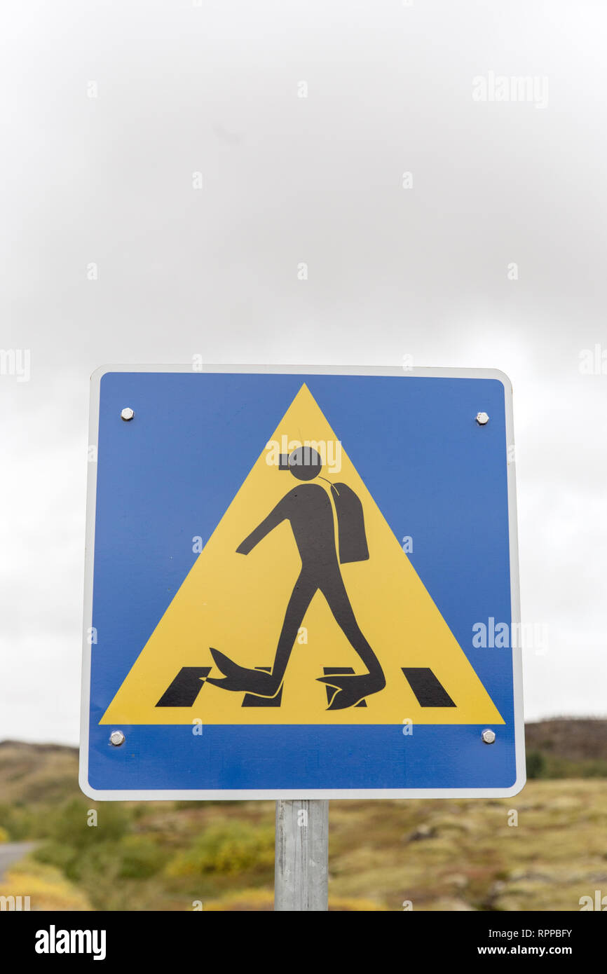 Ein Scuba diver Kreuzung Anmelden Nationalpark Thingvellir, Island Stockfoto
