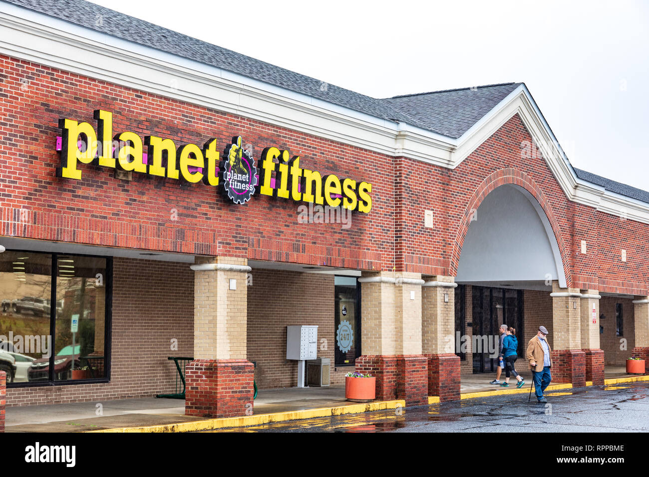 HICKORY, NC, USA -2/22/19: ein Planet Fitness Gym, mit Menschen betreten und verlassen. Stockfoto