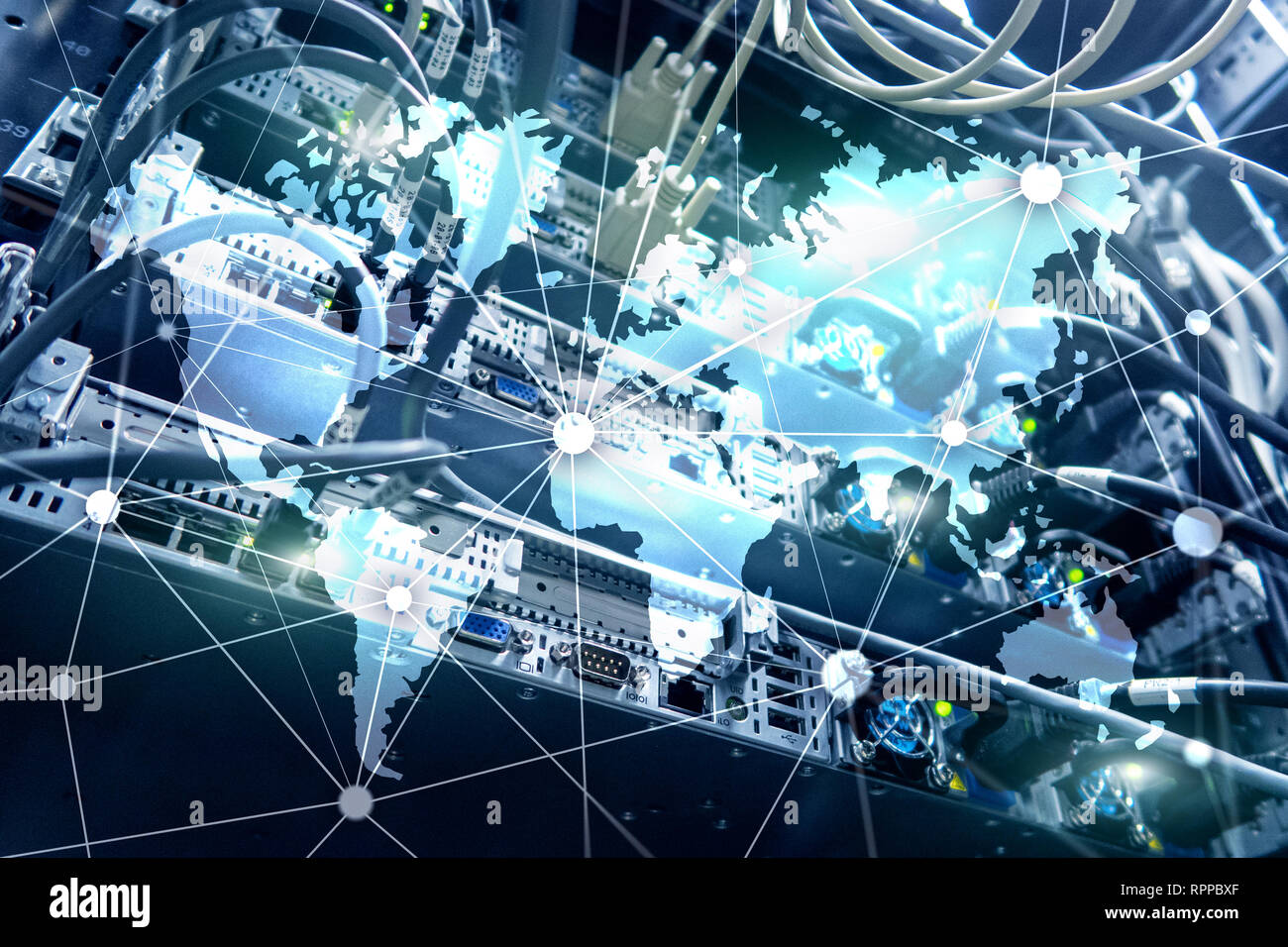 Weltkarte mit Kommunikation Netzwerk auf dem Server zimmer Hintergrund. Stockfoto