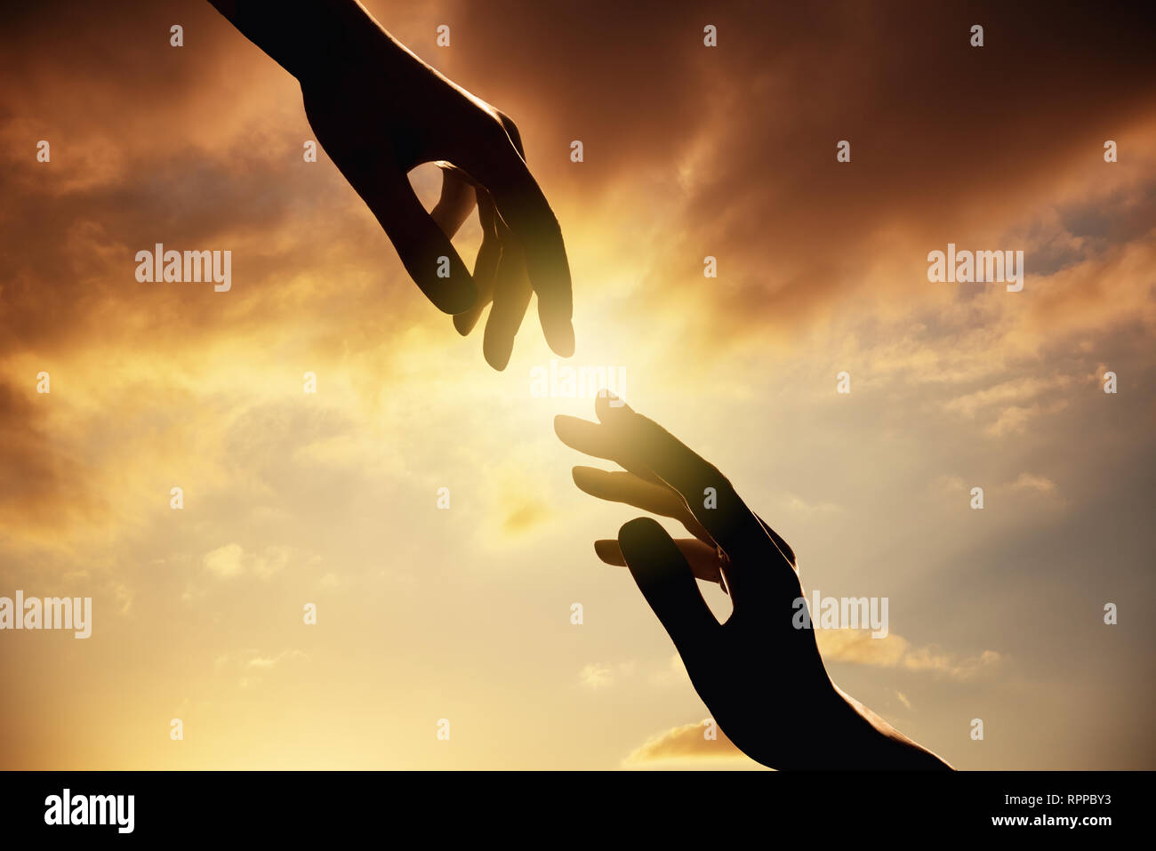 Silhouette der menschlichen Hände auf Sonnenuntergang. Vertrauen und Hilfe Konzept Stockfoto