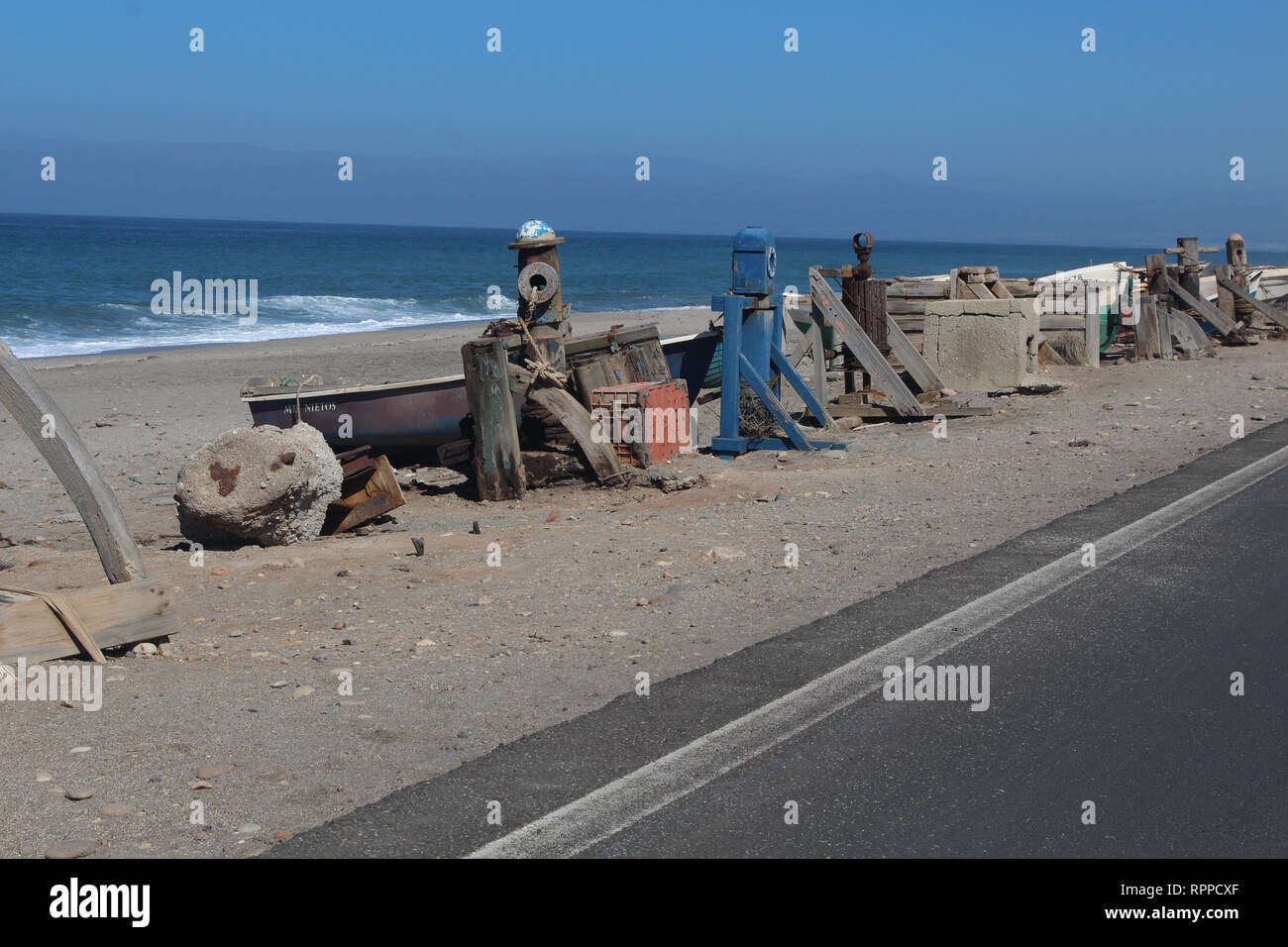 Fischerboote am Ufer warten auf einen neuen Tag auf dem Meer. Ein harter Beruf für echte Menschen Stockfoto