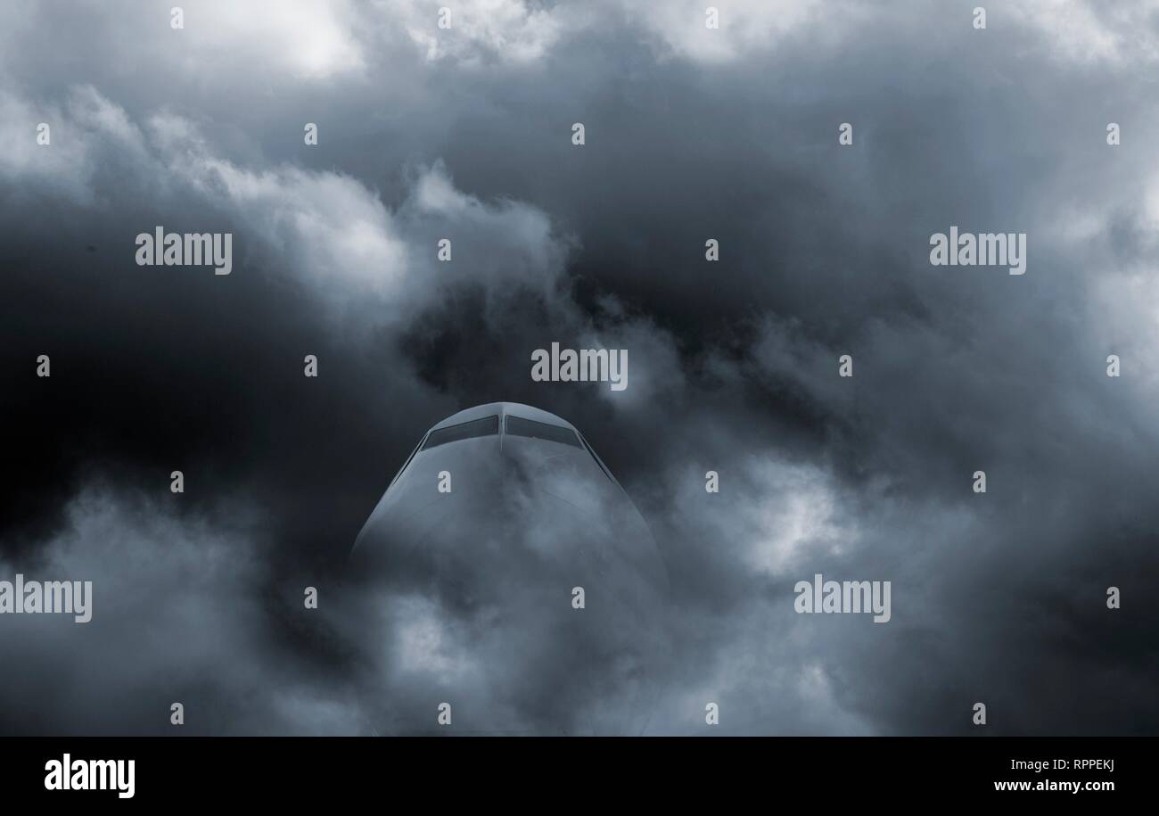 Flugzeuge Cockpit durch dunkle Wolken und stürmischem Wetter gesehen. Stockfoto
