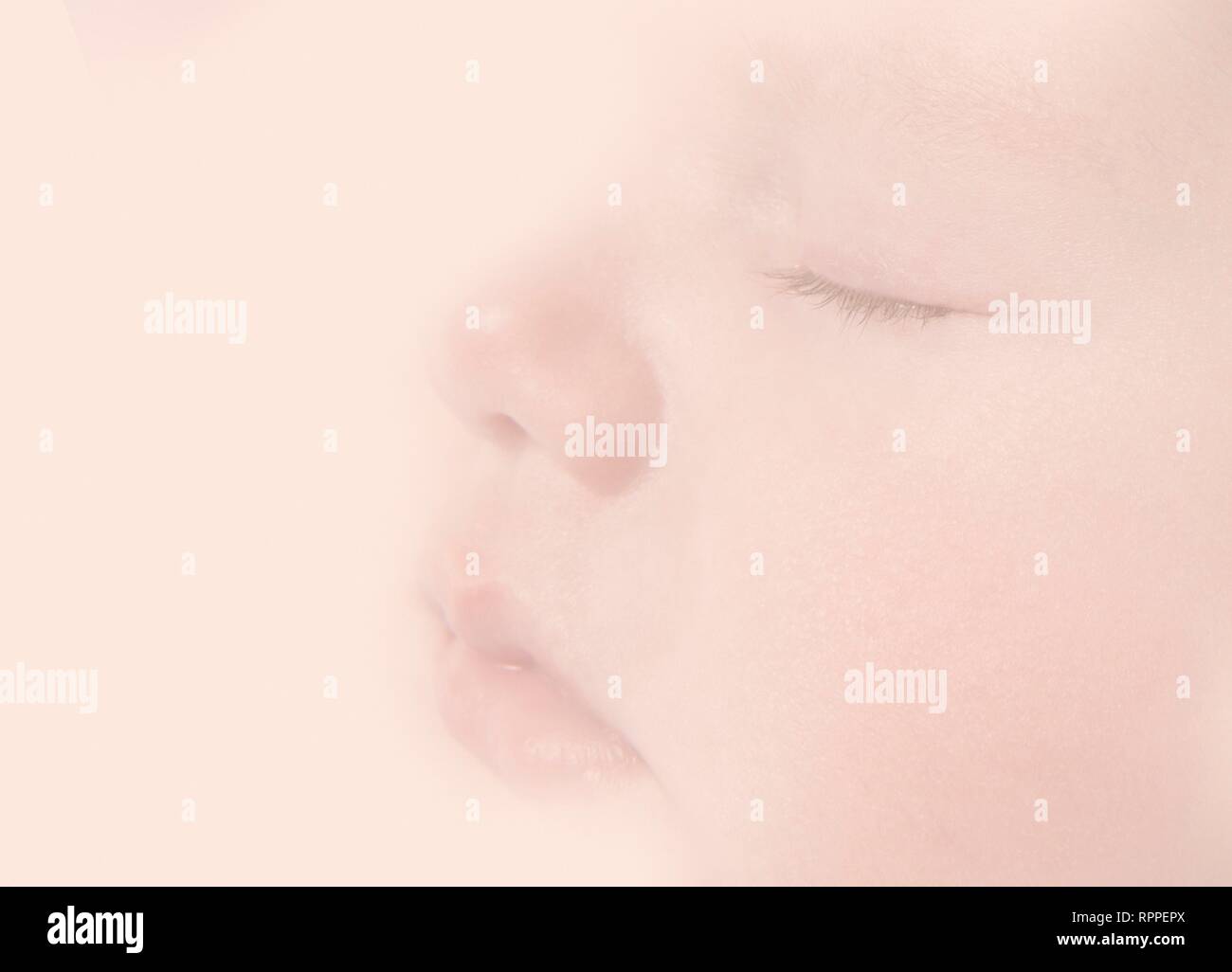 Schlafendes Baby Jungen im Alter von 7 Wochen. Stockfoto