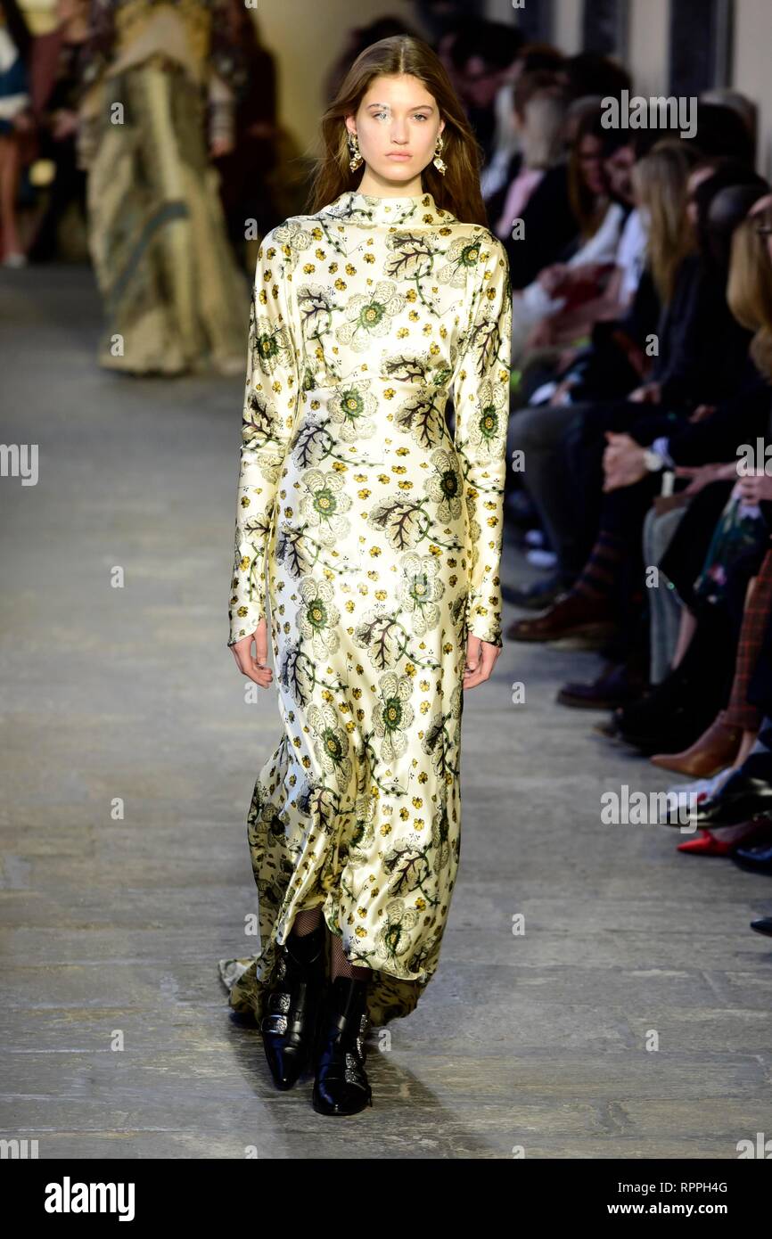 Frau Mailand Fashion Week Herbst Winter 19 Etro Fashion Show Damenmode Im Bild Die Fashion Show Stockfotografie Alamy