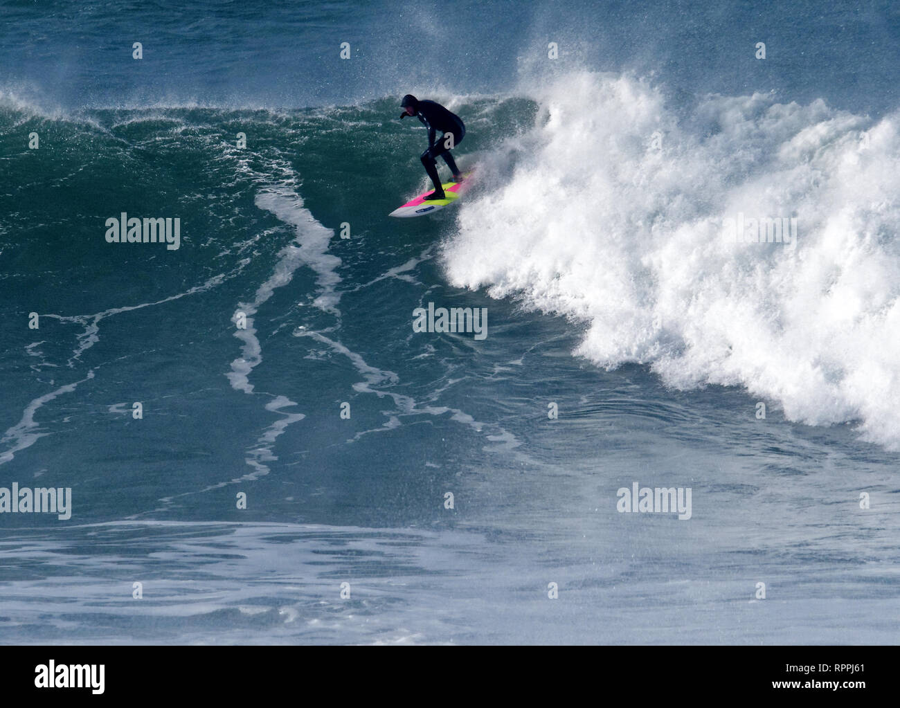 Newquay, Cornwall. 22 Feb, 2019. UK Wetter: Legendäre Cribbar Big Wave an Newquay Cornwall gesurft. Credit: Robert Taylor/Alamy leben Nachrichten Stockfoto