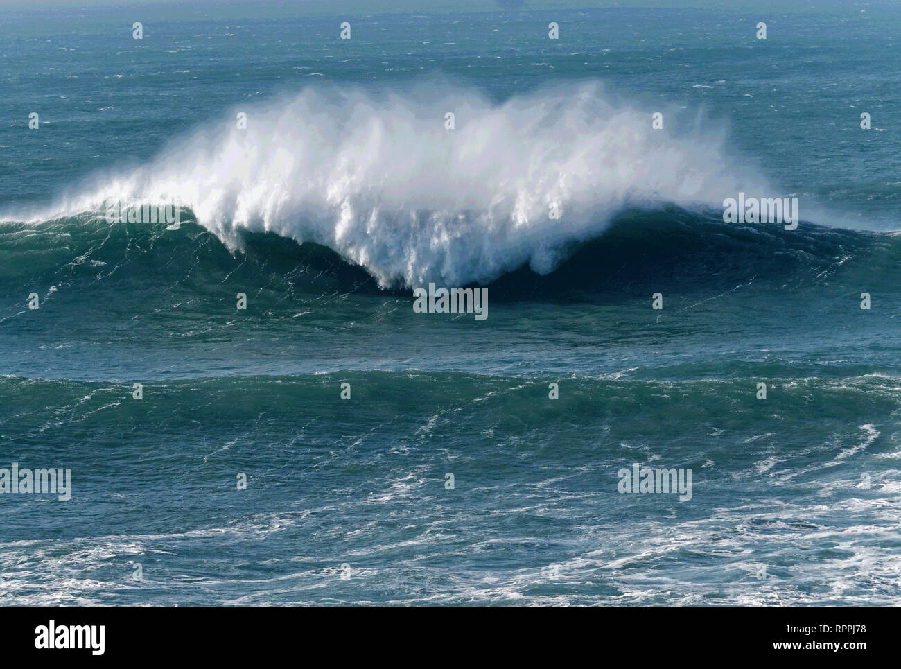 Newquay, Cornwall. 22 Feb, 2019. UK Wetter: Legendäre Cribbar Big Wave an Newquay Cornwall gesurft. Credit: Robert Taylor/Alamy leben Nachrichten Stockfoto