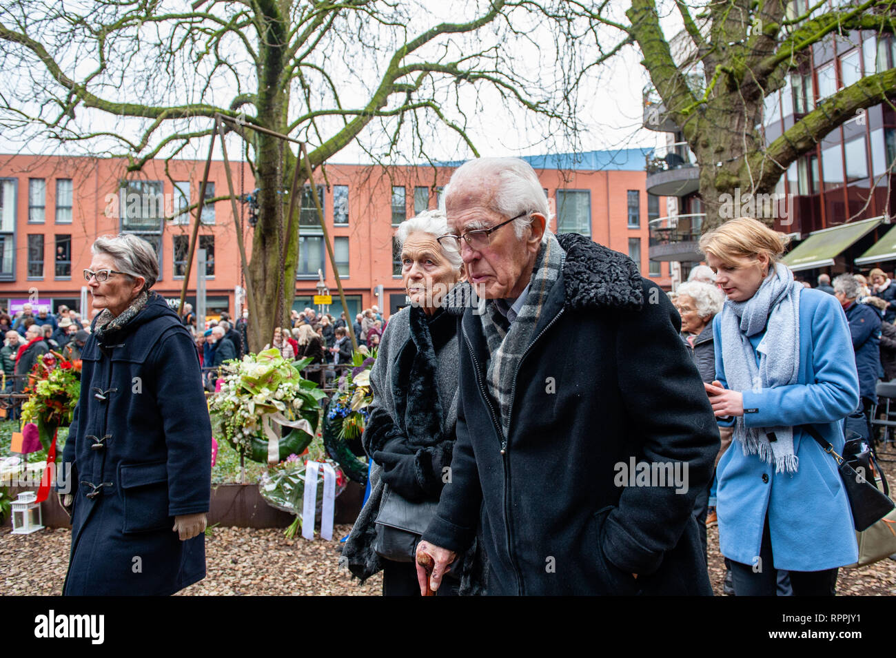 Nijmegen, Gelderland, Niederlande. 22 Feb, 2019. Ältere Menschen während der gedenkfeier gesehen. Die Bombardierung von Nijmegen war eine ungeplante Bombenanschlag von amerikanischen Flugzeugen, die auf der Stadt Nijmegen in den Niederlanden am 22. Februar 1944. Während dieser Alliierten fehler Bombardierung, fast 800 Menschen getötet und einen großen Teil des Stadtzentrum von Nijmegen wurde zerstört. Jeder 22. Februar eine offizielle Gedenkfeier findet auf dem Raadhuishof, der Ort, an dem der Montessori Schule befand, wo 24 Kinder und 8 Schwestern getötet wurden. Es ist ein Monument, das ''De Schommel'' Das war Stockfoto