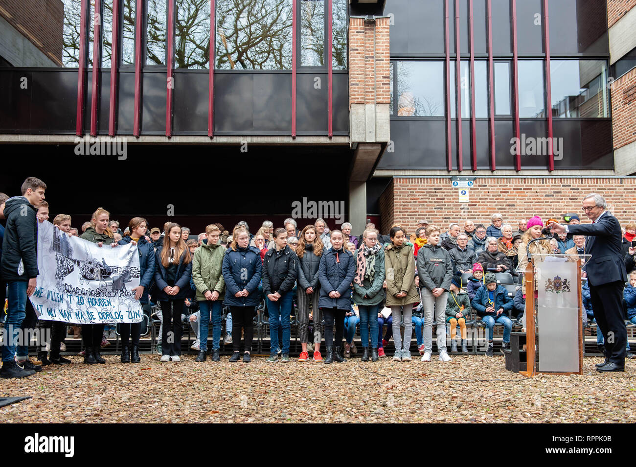 Nijmegen, Gelderland, Niederlande. 22 Feb, 2019. Eine Gruppe von Kindern aus der Montessori Schule sind mit einer Fahne während der Zeremonie gesehen. Die Bombardierung von Nijmegen war eine ungeplante Bombenanschlag von amerikanischen Flugzeugen, die auf der Stadt Nijmegen in den Niederlanden am 22. Februar 1944. Während dieser Alliierten fehler Bombardierung, fast 800 Menschen getötet und einen großen Teil des Stadtzentrum von Nijmegen wurde zerstört. Jeder 22. Februar eine offizielle Gedenkfeier findet auf dem Raadhuishof, der Ort, an dem der Montessori Schule befand, wo 24 Kinder und 8 Schwestern getötet wurden. Es ist ein Stockfoto