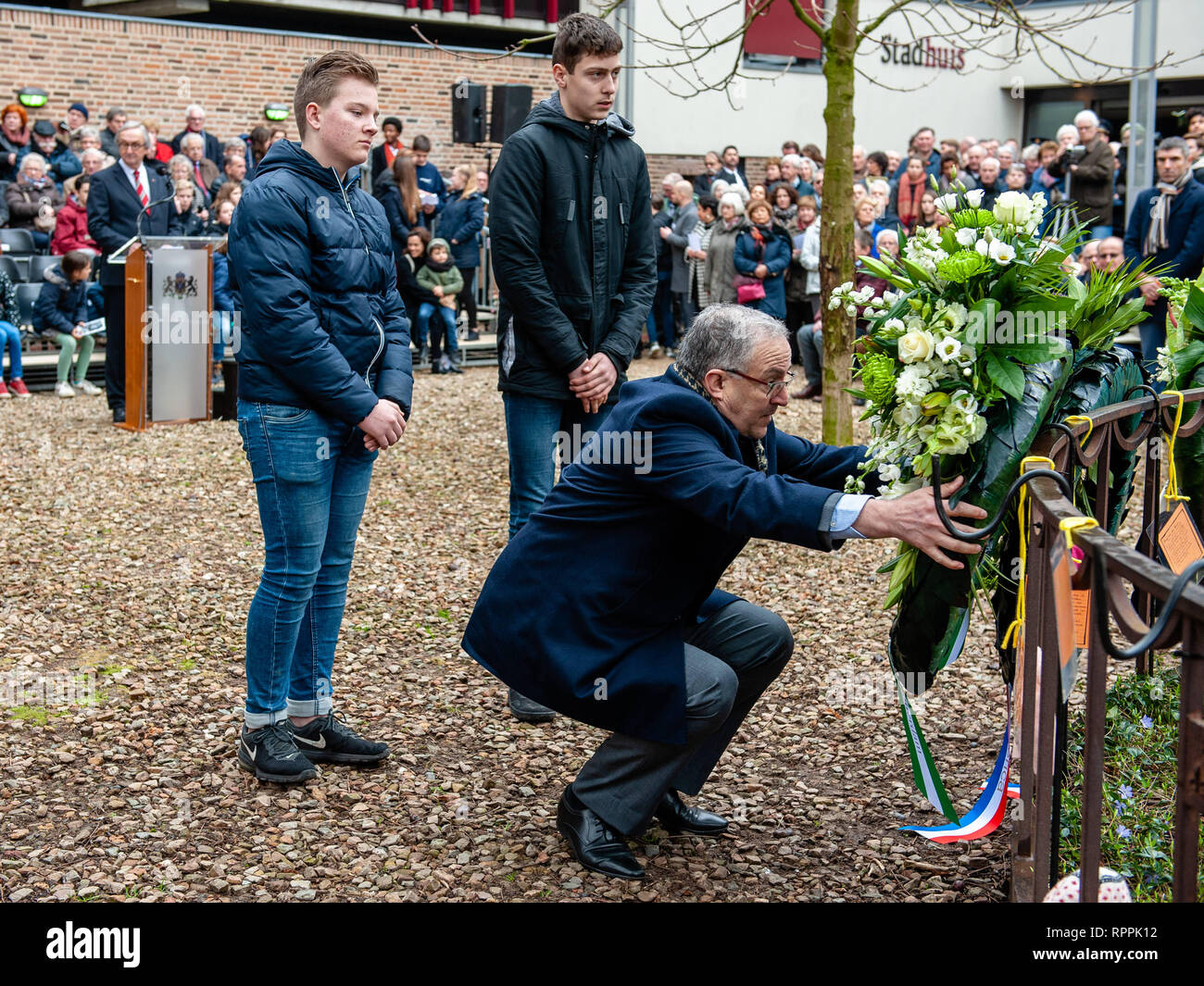 Nijmegen, Gelderland, Niederlande. 22 Feb, 2019. Ahmed Aboutaleb, Bürgermeister von Rotterdam gesehen legen Blumen am Denkmal im Gedenken. Die Bombardierung von Nijmegen war eine ungeplante Bombenanschlag von amerikanischen Flugzeugen, die auf der Stadt Nijmegen in den Niederlanden am 22. Februar 1944. Während dieser Alliierten fehler Bombardierung, fast 800 Menschen getötet und einen großen Teil des Stadtzentrum von Nijmegen wurde zerstört. Jeder 22. Februar eine offizielle Gedenkfeier findet auf dem Raadhuishof, der Ort, an dem der Montessori Schule befand, wo 24 Kinder und 8 Schwestern getötet wurden. Stockfoto