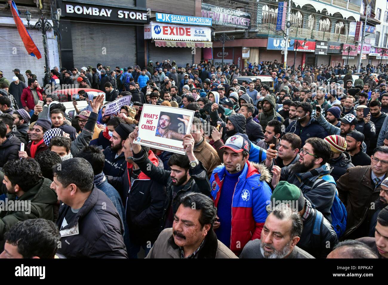 Kaschmir Händler gesehen werden die Teilnehmenden während des Protestes in Srinagar. Proteste brach in Srinagar gegen die vielfältigen Angriffe auf die in Jammu und Kaschmir in anderen Teilen des Landes nach den militanten Angriff auf eine paramilitärische Zentrale Reserve Polizei (Crpf) Konvoi im Süden von Kaschmir töten 40 troopers am 14.Februar. Stockfoto