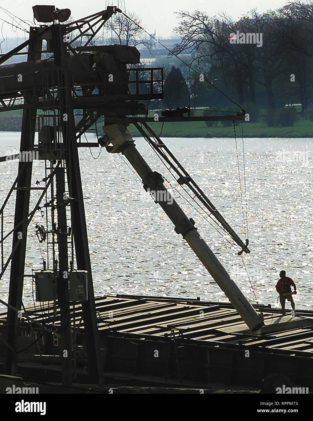 Davenport, Iowa, USA. 22 Feb, 2019. Ein Arbeiter Uhren als Mais ist auf einem Schiff auf dem Fluss Mississippi River Golf Korn in Davenport, Iowa geladen, am Donnerstag, den 18. April 2002. Credit: Larry Fisher/Viererkabel - Zeiten/ZUMA Draht/Alamy leben Nachrichten Stockfoto