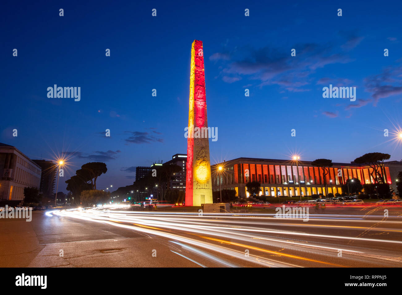 Foto Fabio Rossi/AS Roma/LaPresse 22/2/2019 Roma (Italia) Sport Calcio L'AS Roma presenta La nuova Sede all'EUR Nella Foto: l'obelisco dell'EUR illuminato per l'occasione Foto Fabio Rossi/AS Roma/LaPresse 22/2/2019 Rom (Italien) Sport Fussball AS Rom präsentiert die neue Geschäftsstelle in der Stadt In der Pic: EUR obelisc Stockfoto