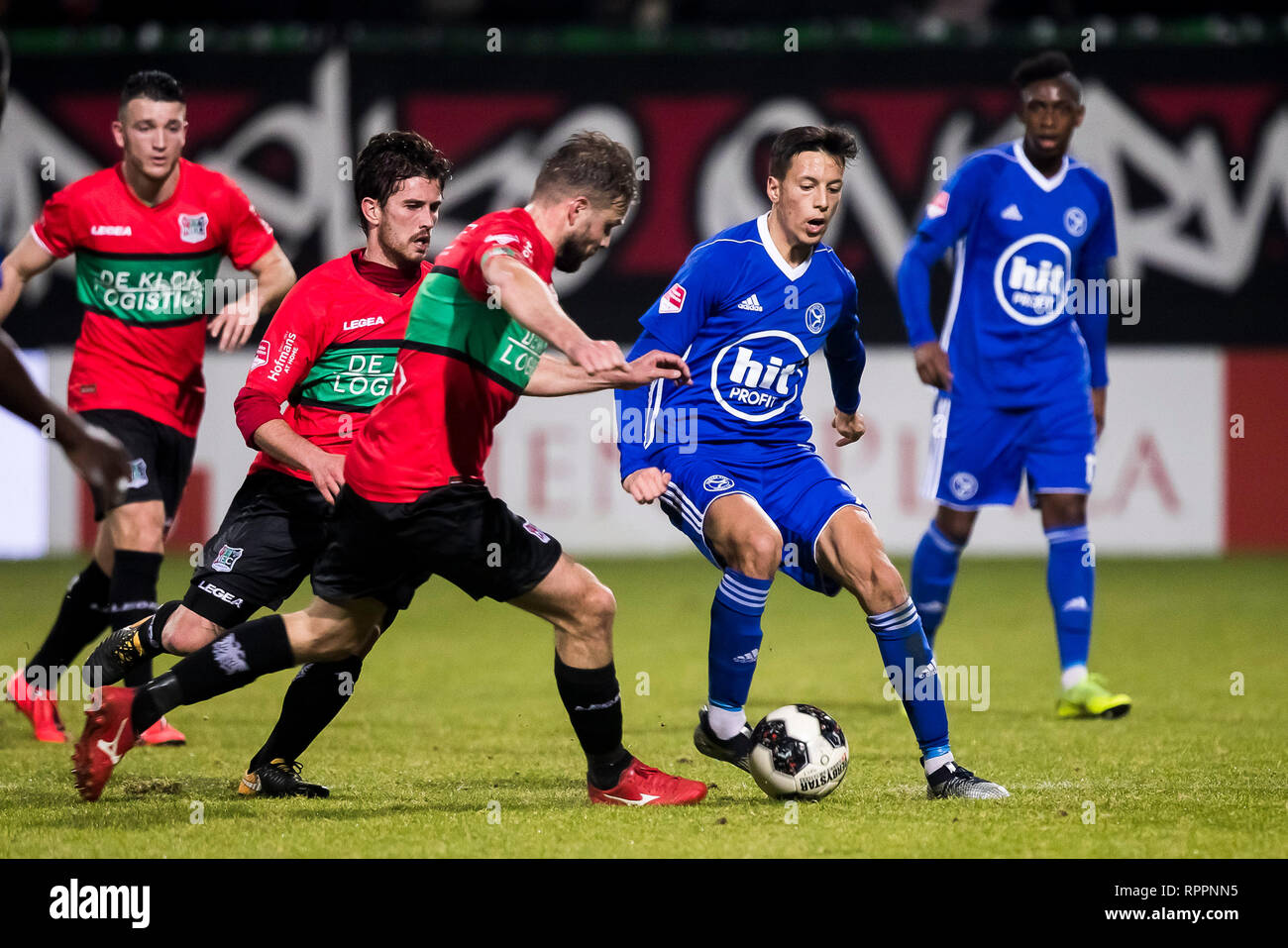 NIJMEGEN, NEC-Almere City, Fußball, Keuken Kampioen Divisie, Saison 2018-2019, 22-02-2019, Stadion De Goffert, Almere City FC player Anass Ahannach (2R), NEC Spieler Joey van den Berg (M), NEC Spieler Jordy Bruijn (2 l) Stockfoto