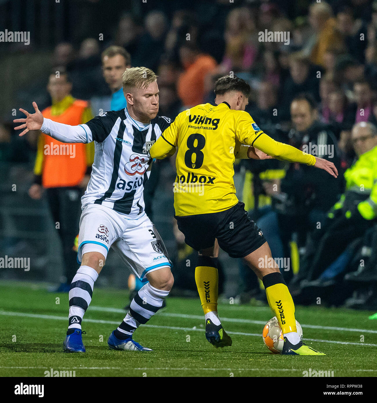 VENLO, Niederlande, 22-02-2019, Fußball, Covebo Stdium De Koel, niederländischen Eredivisie, Saison 2018/2019, Heracles player Stephen Sama (L), VVV Venlo player Peter van Ooijen (R), während dem Spiel VVV-Herakles, Endstand: 0-1 Stockfoto