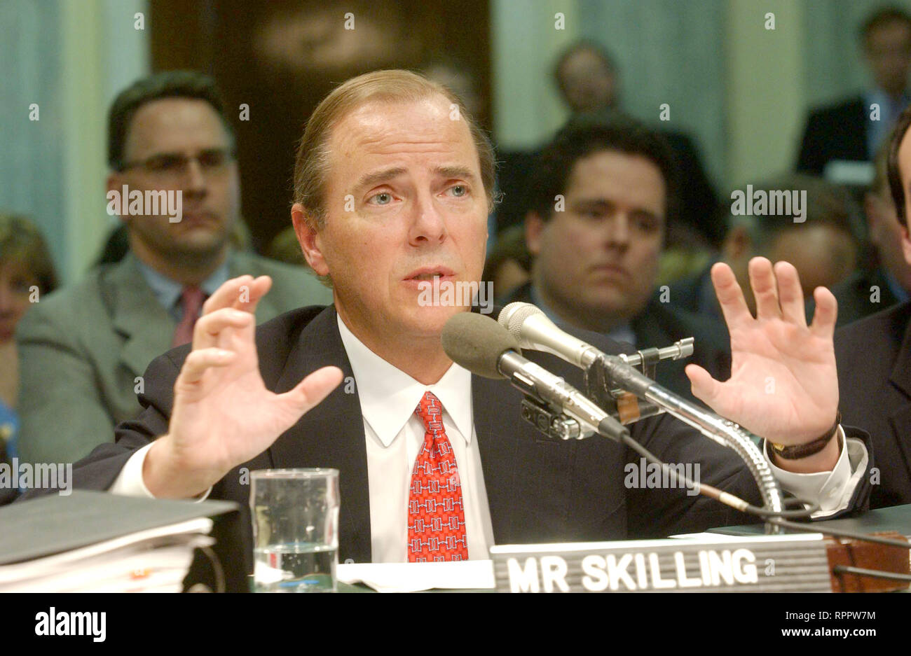 Washington, District of Columbia, USA. Okt, 2009 18. Washington, DC - 26. Februar 2002 - Zeugnis von Jeffrey Skilling, ehemaliger Präsident und CEO von Enron Corporation, vor dem US-Senat Handel, Wissenschaft und Transport zu bestimmten Fragen in Bezug auf den Zusammenbruch von Enron Corporation Kredit untersuchen: Ron Sachs/CNP/ZUMA Draht/Alamy leben Nachrichten Stockfoto