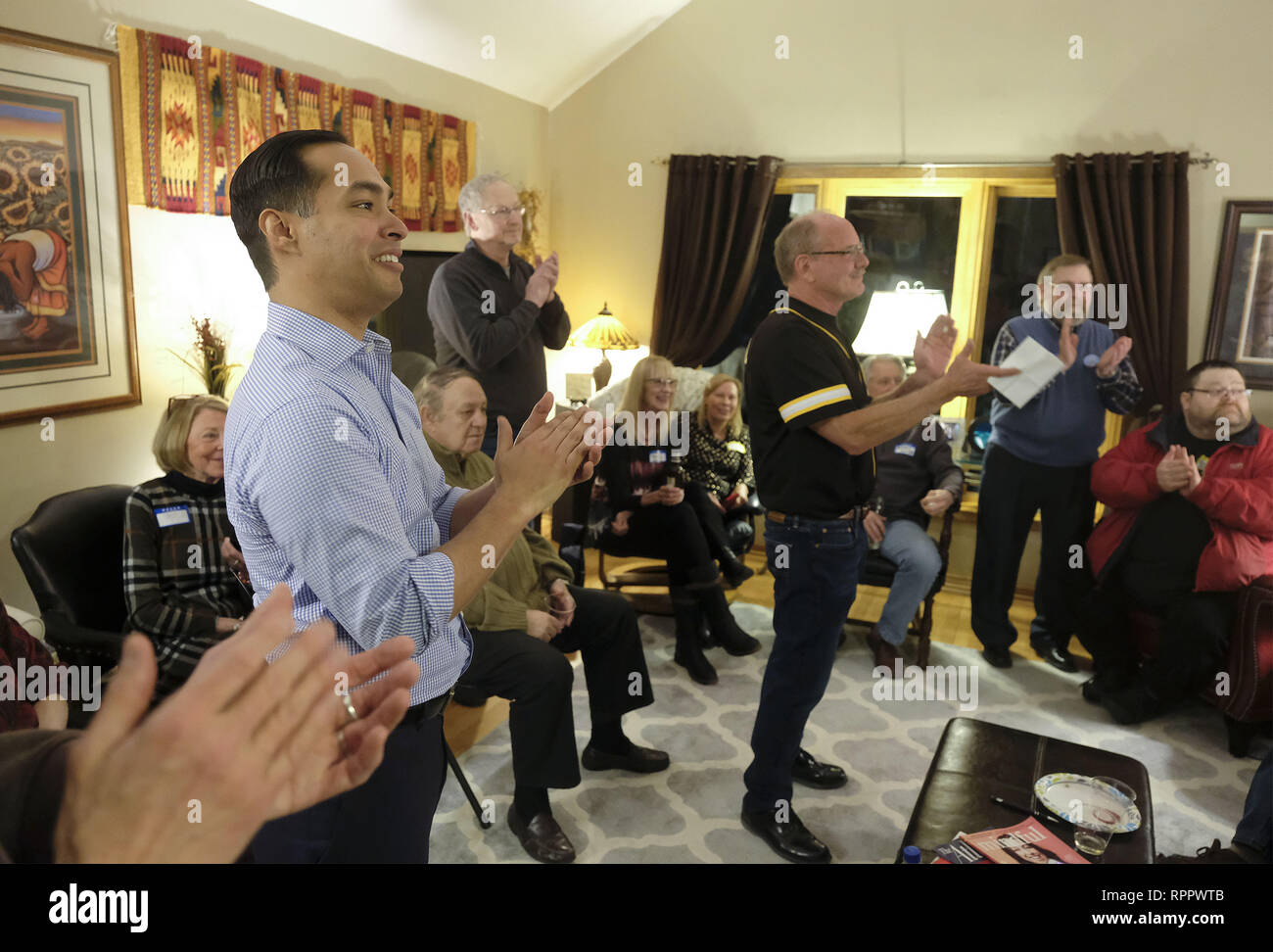 Sioux City, Iowa, USA. 22 Feb, 2019. Ehemalige San Antonio, TX, Bürgermeister JULIAN CASTRO, Links, begrüßt den aktuellen Zustand und die Grafschaft demokratischen Amtsinhaber, wie Sie eingeführt werden, wie er erfüllt und Gespräche mit Mitgliedern der Demokrat Woodbury County Truman Club in Sioux City, Iowa, Freitag Abend, 22. Februar 2019, als er sich in Die 2020 Präsidentenwahlen. Quelle: Jerry Mennenga/ZUMA Draht/Alamy leben Nachrichten Stockfoto