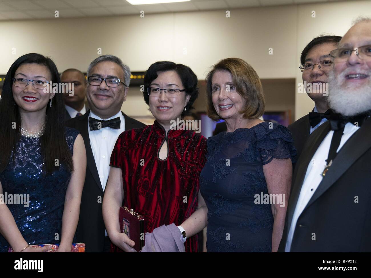 Laredo, TX, USA. 22 Feb, 2019. Laredo, Texas Jan. 22, 2019: Sprecherin des Repräsentantenhauses Nancy Pelosi stellt mit Gästen auf der Los caballeros de La Republica del Rio Grande Cocktail Party als Ehrengast der Geburtstagsfeier des George Washington in dieser Grenze Stadt. Pelosi tourte der Rio Grande Fluss früh am Tag. Credit: Bob Daemmrich/ZUMA Draht/Alamy leben Nachrichten Stockfoto