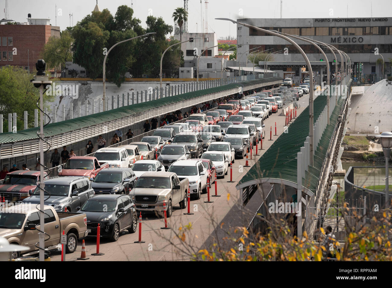 Autos in den Vereinigten Staaten von Mexiko sind auf der internationalen Brücke über den Rio Grande Fluss am Hafen von Eintrag #1 am Laredo, Texas gesichert. Nuevo Laredo im mexikanischen Bundesstaat Tamaulipas ist im Hintergrund. Stockfoto