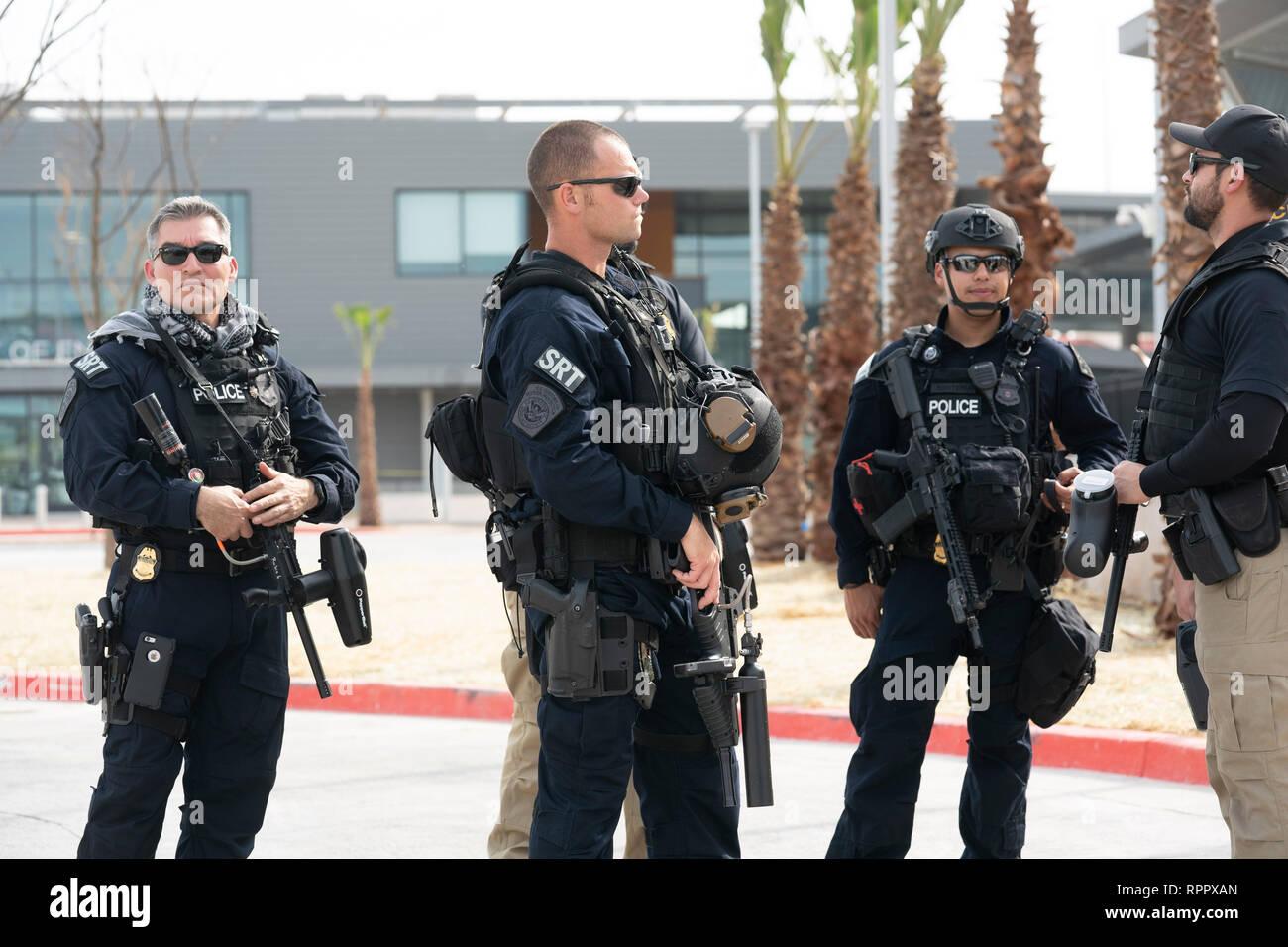 Mitglieder des Zoll- und spezielle Reaktion der Grenzschutz Mannschaft tragen Waffen auf der amerikanischen Seite des United States-Mexico Grenze in Laredo, Texas. Stockfoto