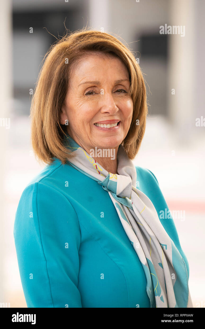 Us-Repräsentantenhaus Sprecher Nancy Pelosi (D-CA) wartet der Presse am Hafen von Eintrag #2 zu sprechen, die nach der Tour durch den Texas-Mexico Grenze zwischen Laredo, Texas, und Nuevo Laredo, Tamaulipas, Mexiko. Stockfoto