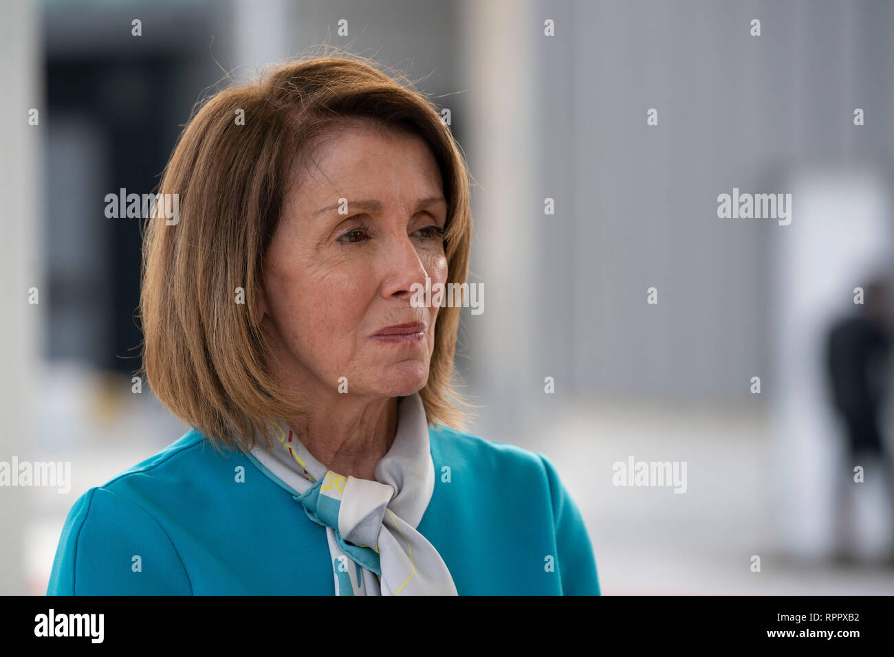 Us-Repräsentantenhaus Sprecher Nancy Pelosi (D-CA) wartet der Presse am Hafen von Eintrag #2 zu sprechen, die nach der Tour durch den Texas-Mexico Grenze zwischen Laredo, Texas, und Nuevo Laredo, Tamaulipas, Mexiko. Stockfoto