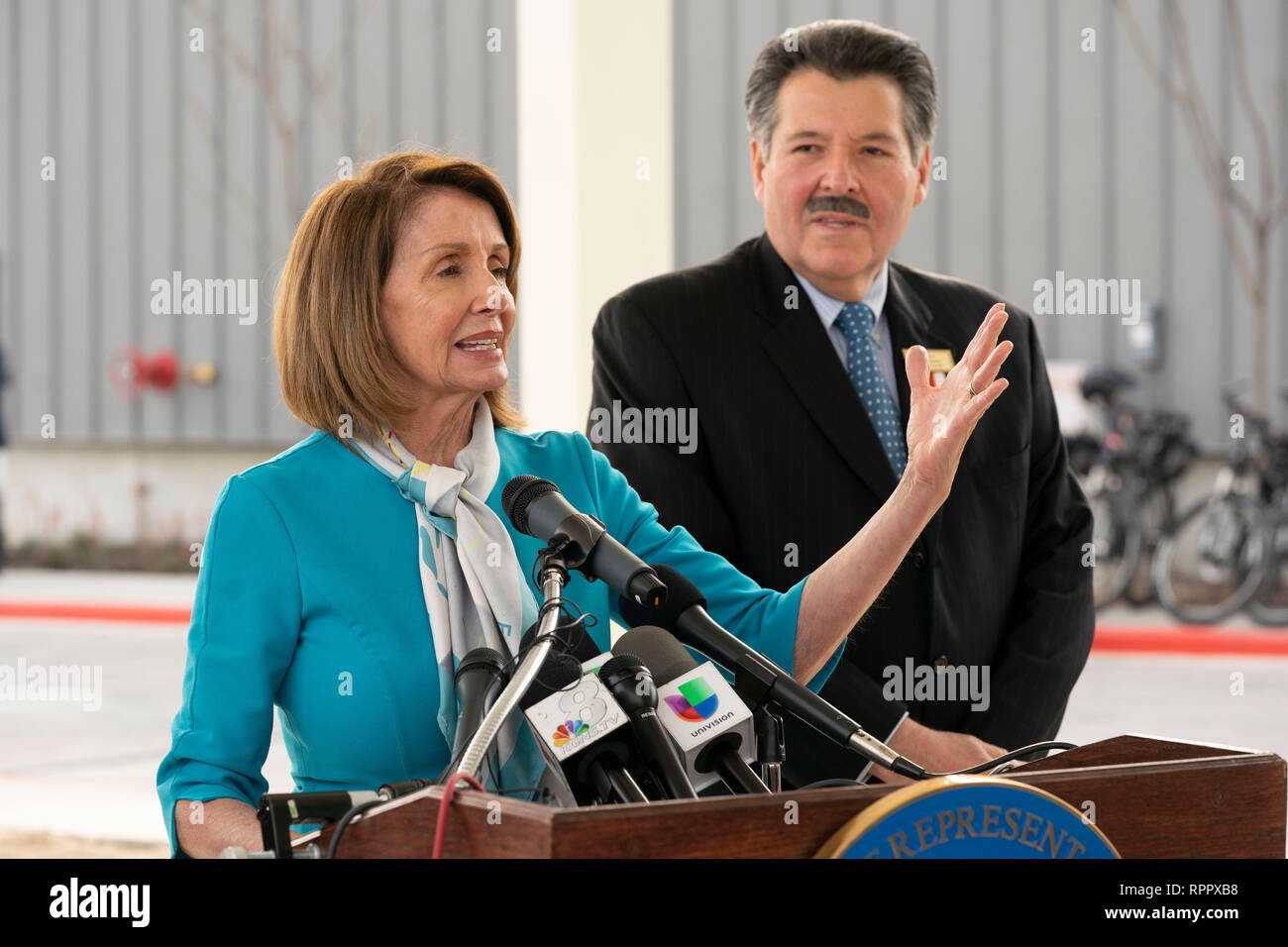Us-Repräsentantenhaus Sprecher Nancy Pelosi (D-CA), neben Laredo Bürgermeister Peter Saenz, spricht auf der Pressekonferenz im Hafen von Eintrag #2 in Laredo, Texas, nach der Tour durch den Texas-Mexico Grenze zwischen Laredo und Nuevo Laredo, Tamaulipas, Mexiko. Stockfoto
