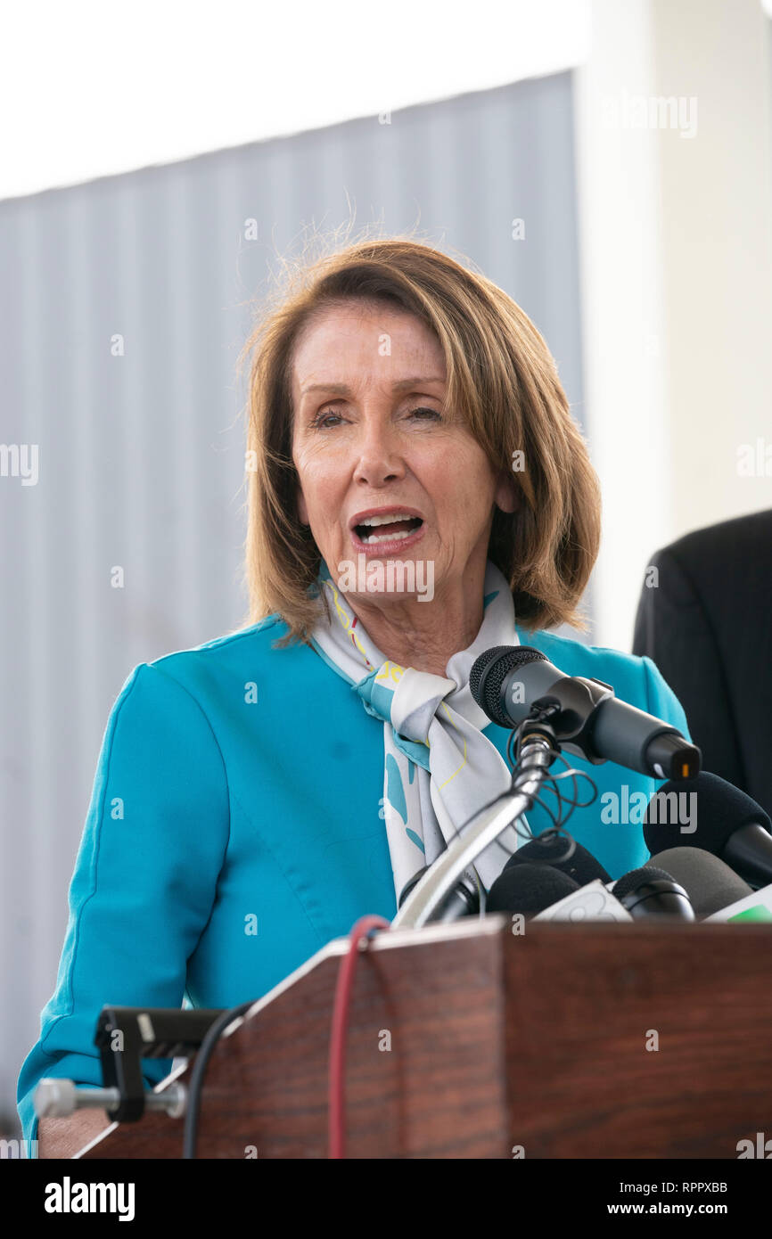 Us-Repräsentantenhaus Sprecher Nancy Pelosi (D-CA) spricht auf der Pressekonferenz im Hafen von Eintrag #2 in Laredo, Texas, nach der Tour durch den Texas-Mexico Grenze zwischen Laredo und Nuevo Laredo, Tamaulipas, Mexiko. Stockfoto