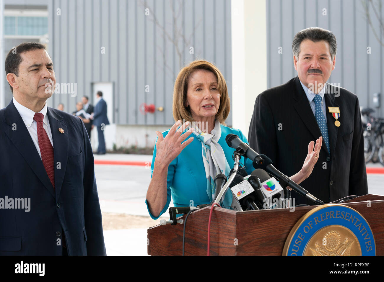 Us-Repräsentantenhaus Sprecher Nancy Pelosi (D-CA), mit US Rep. Henry Cuellar (D-Laredo), links, und Laredo Bürgermeister Peter Saenz, spricht auf der Pressekonferenz im Hafen von Eintrag #2 in Laredo, Texas. Stockfoto