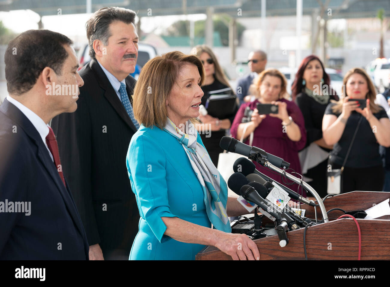Us-Repräsentantenhaus Sprecher Nancy Pelosi (D-CA), mit US Rep. Henry Cuellar (D-Laredo), links, und Laredo Bürgermeister Peter Saenz, spricht auf der Pressekonferenz im Hafen von Eintrag #2 in Laredo, Texas. Stockfoto