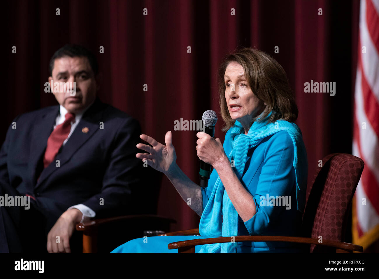 Us-Repräsentantenhaus Sprecher Nancy Pelosi Gespräche während der Student Forum an der Texas A&M International Campus in Laredo, Texas,. Nach der Tour durch den Texas-Mexico Grenze zwischen Laredo und Nuevo Laredo auf der anderen Seite des Rio Grande Flusses. Kongressabgeordnete Henry Cuellar, D-Laredo, hört. Stockfoto
