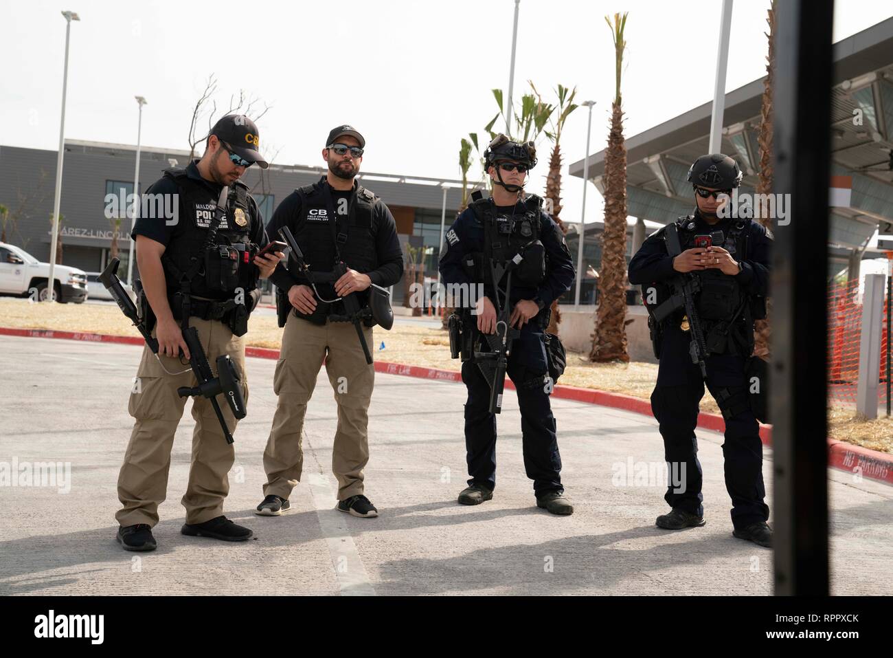 Mitglieder des Zoll- und spezielle Reaktion der Grenzschutz Mannschaft tragen Waffen auf der amerikanischen Seite des United States-Mexico Grenze in Laredo, Texas. Stockfoto