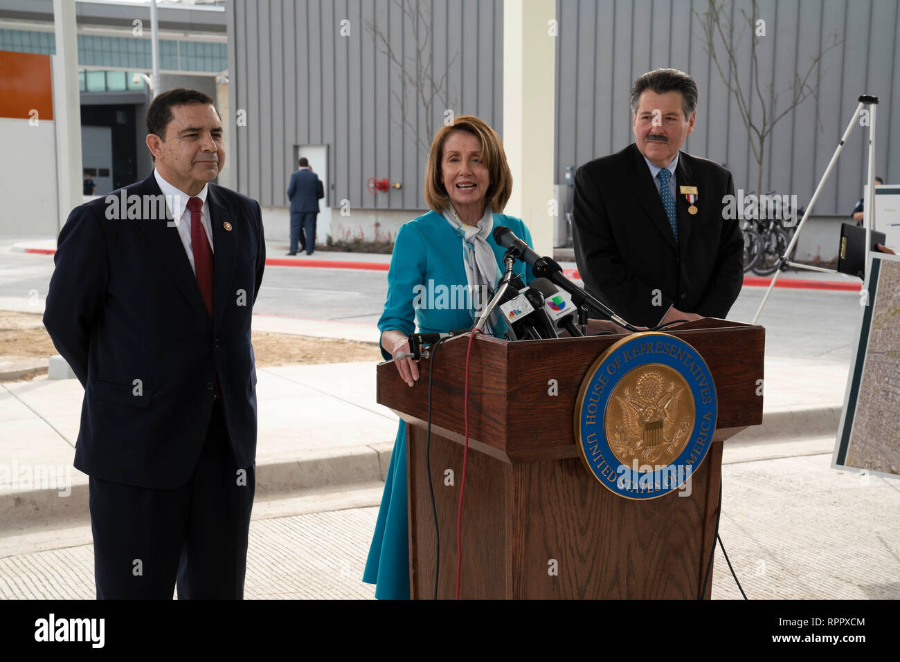 Us-Repräsentantenhaus Sprecher Nancy Pelosi (D-CA), mit US Rep. Henry Cuellar (D-Laredo), links, und Laredo Bürgermeister Peter Saenz, spricht auf der Pressekonferenz im Hafen von Eintrag #2 in Laredo, Texas. Stockfoto