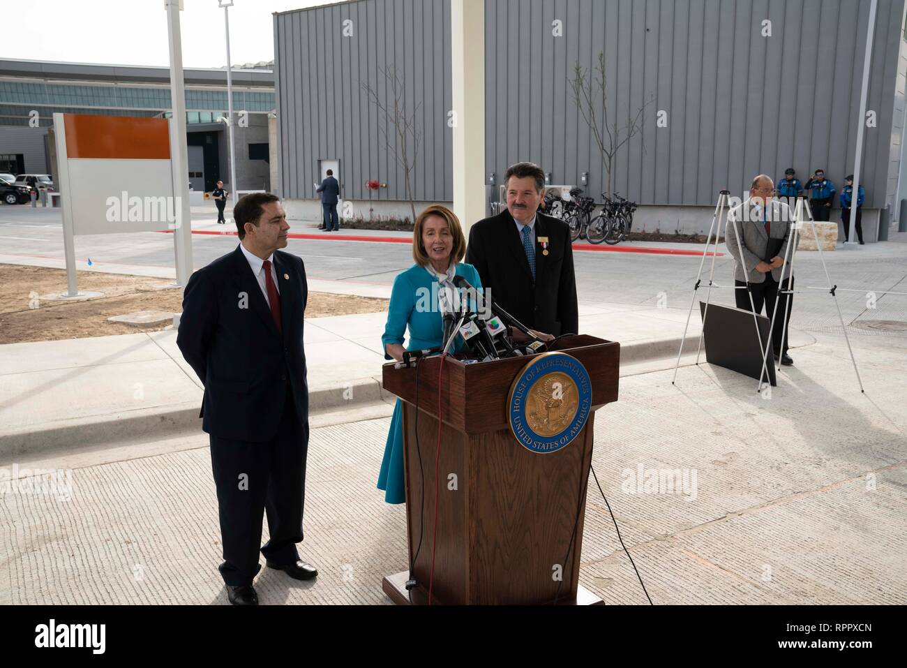 Us-Repräsentantenhaus Sprecher Nancy Pelosi (D-CA), mit US Rep. Henry Cuellar (D-Laredo), links, und Laredo Bürgermeister Peter Saenz, spricht auf der Pressekonferenz im Hafen von Eintrag #2 in Laredo, Texas. Stockfoto