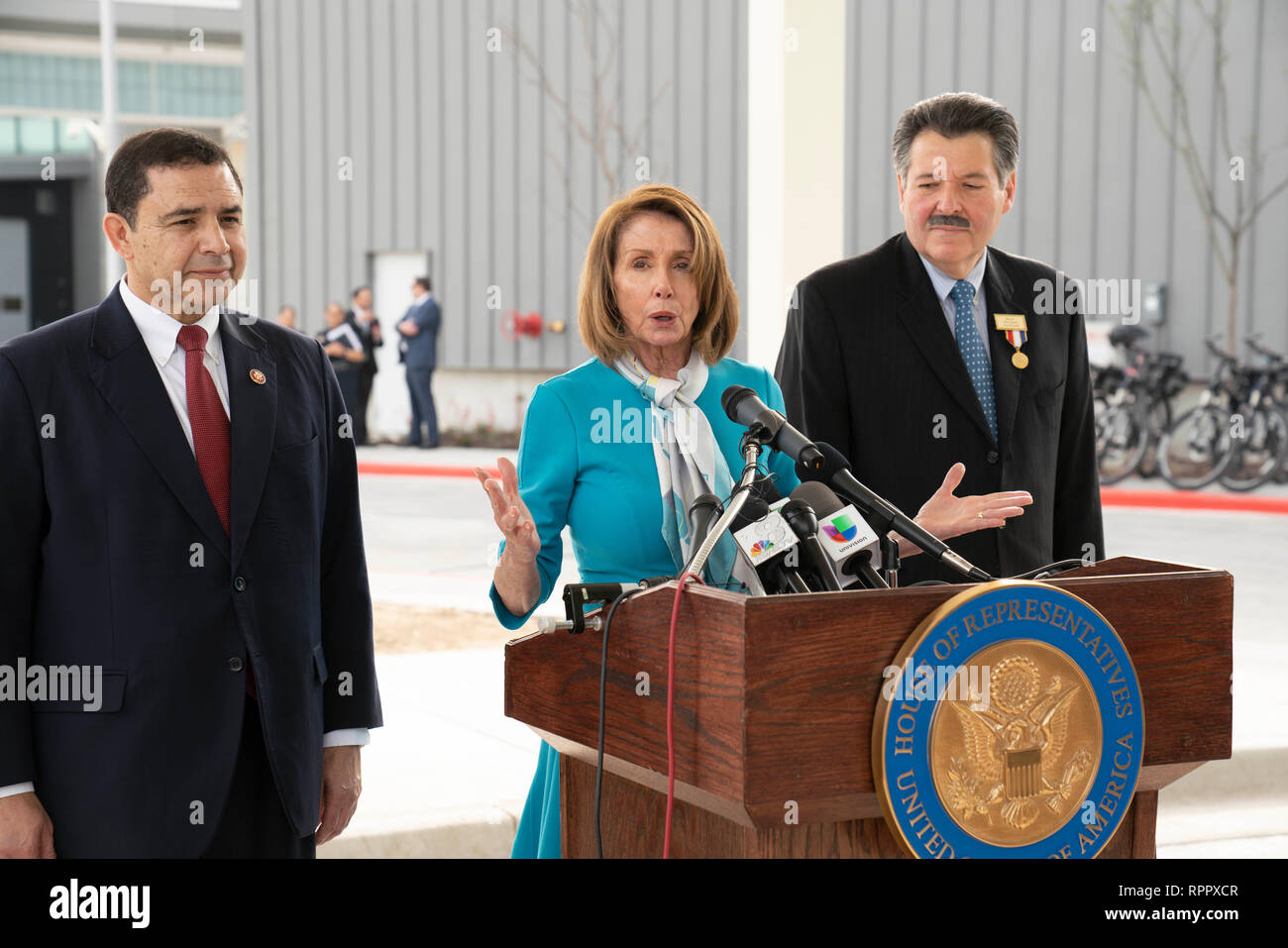 Us-Repräsentantenhaus Sprecher Nancy Pelosi (D-CA), mit US Rep. Henry Cuellar (D-Laredo), links, und Laredo Bürgermeister Peter Saenz, spricht auf der Pressekonferenz im Hafen von Eintrag #2 in Laredo, Texas. Stockfoto